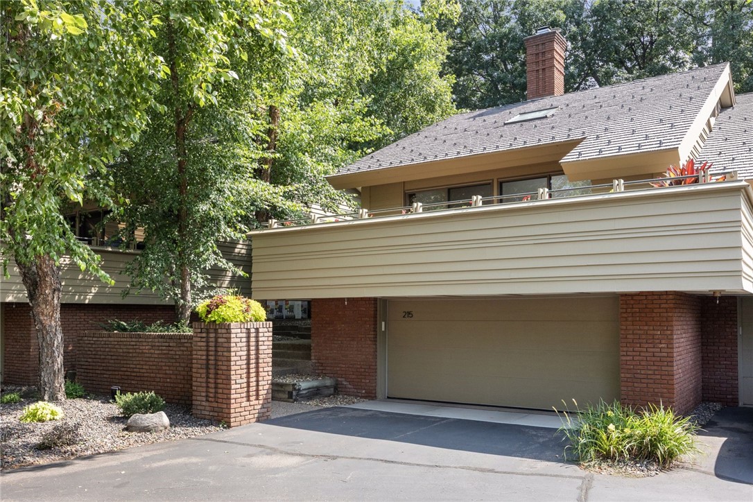 215 Eastbank Court N