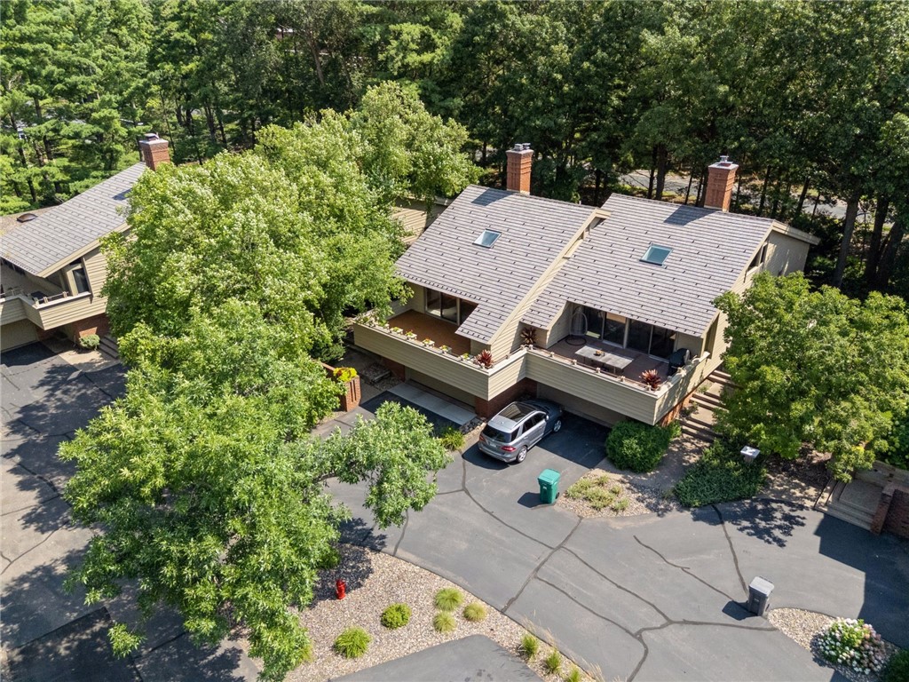 215 Eastbank Court N