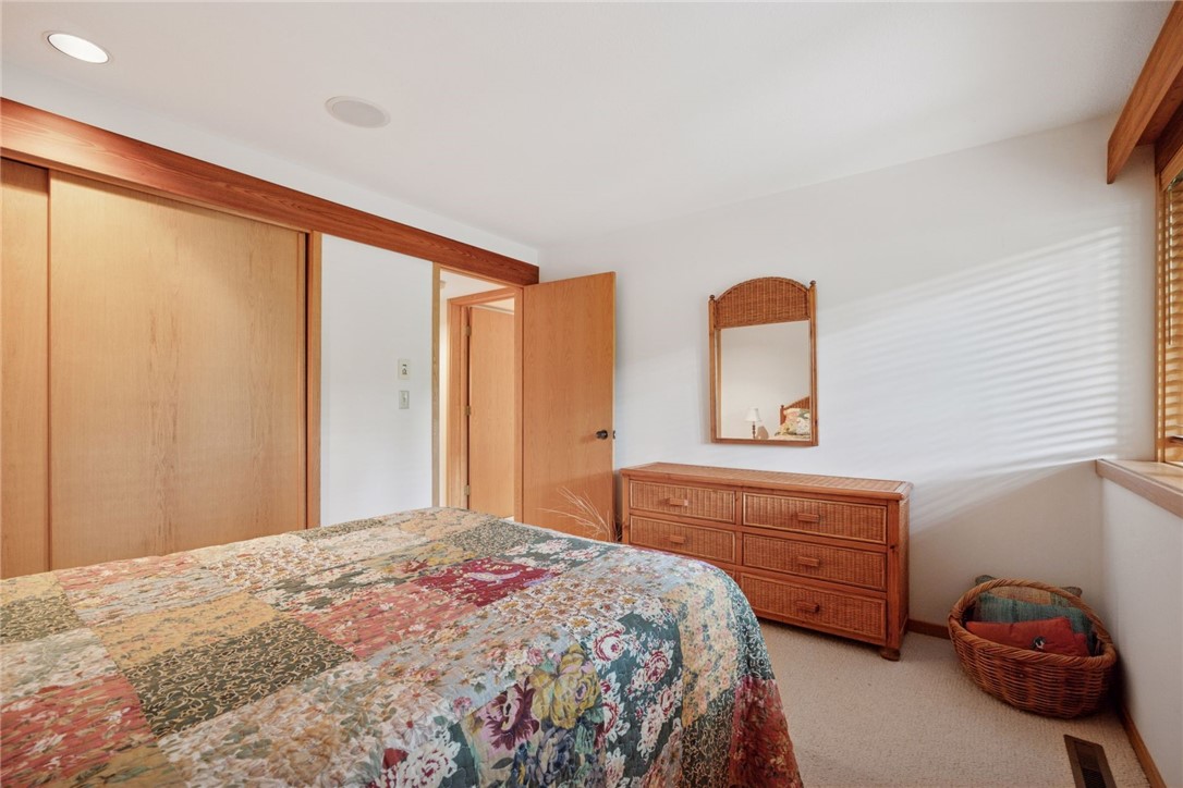 215 Eastbank Court N