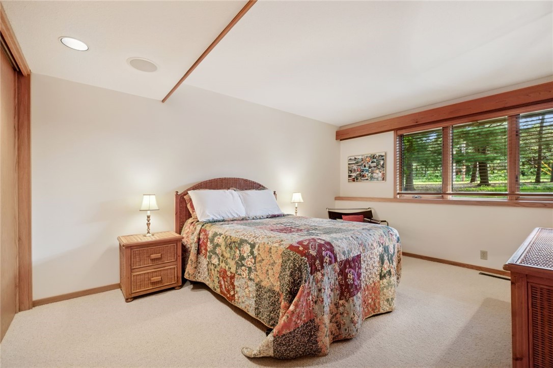 215 Eastbank Court N