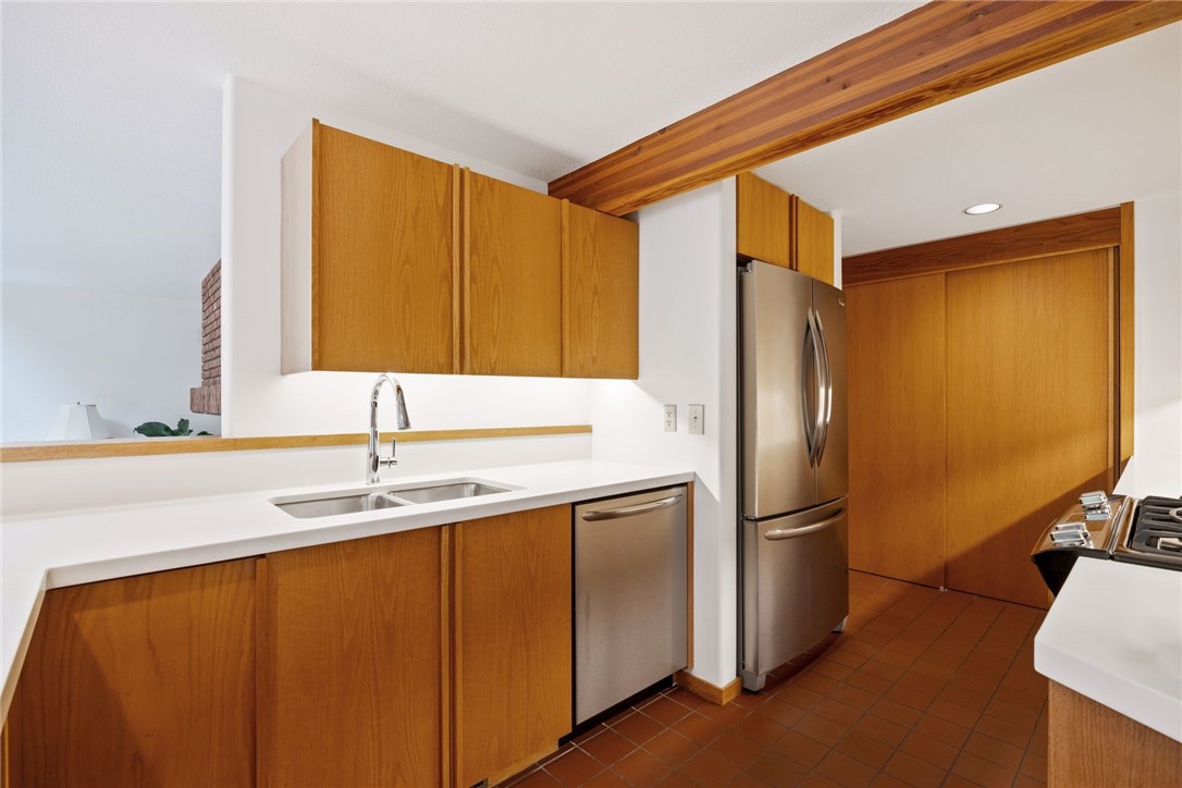 215 Eastbank Court N