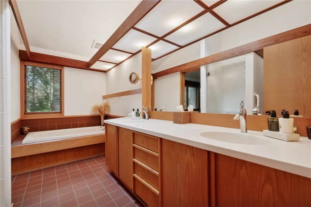 215 Eastbank Court N