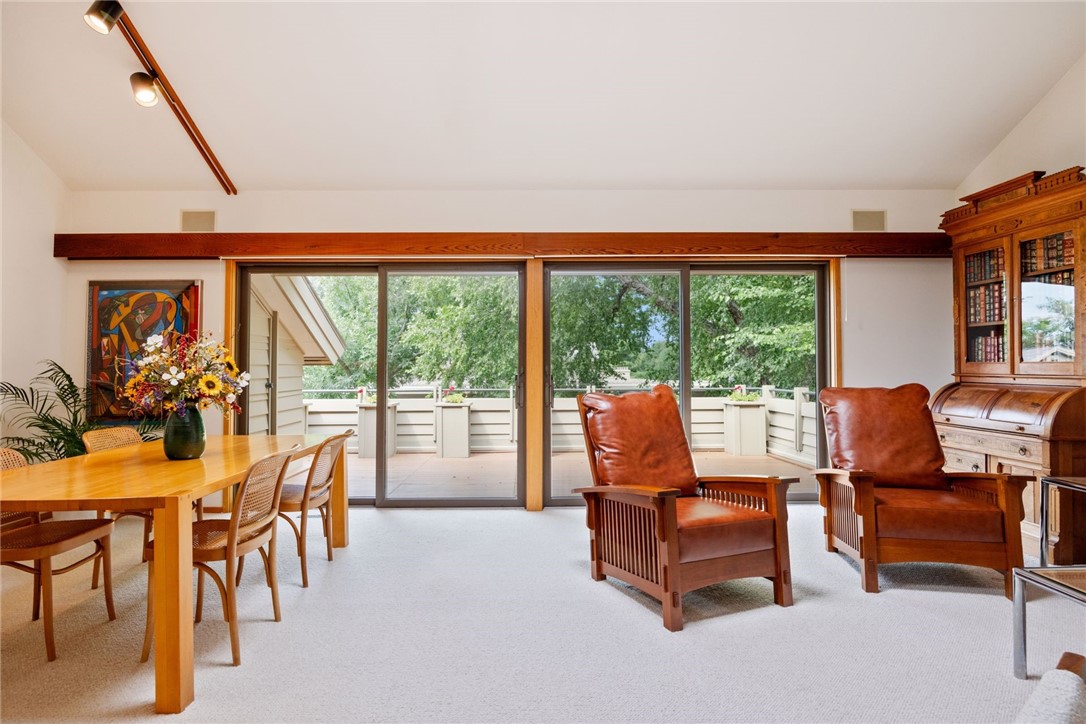 215 Eastbank Court N