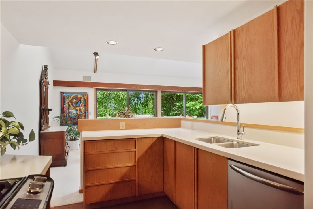 215 Eastbank Court N