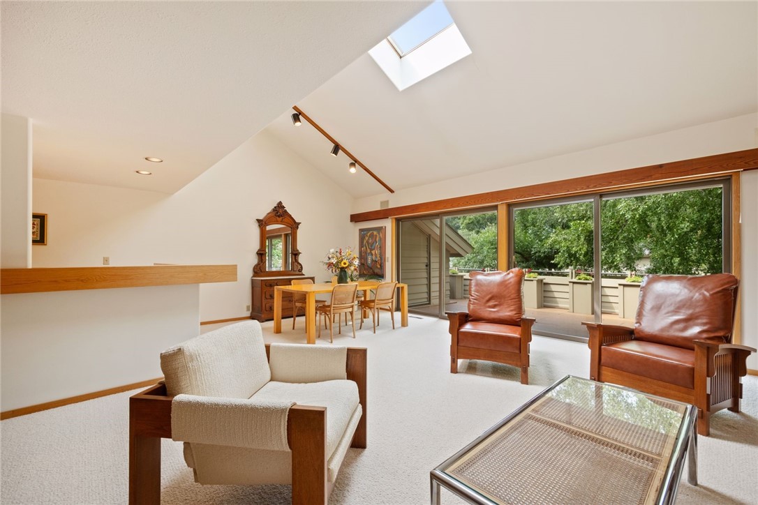 215 Eastbank Court N