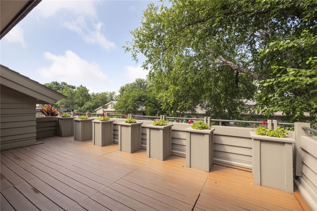 215 Eastbank Court N