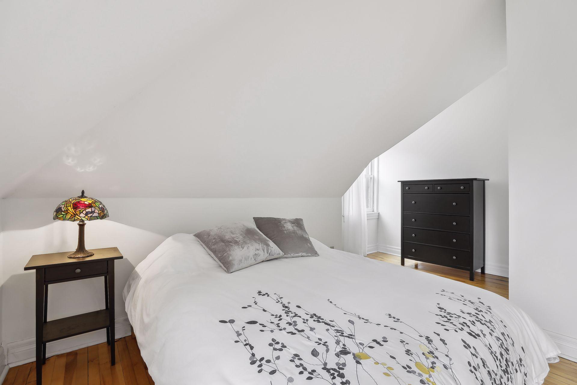 496 Holly Avenue Unit: 4