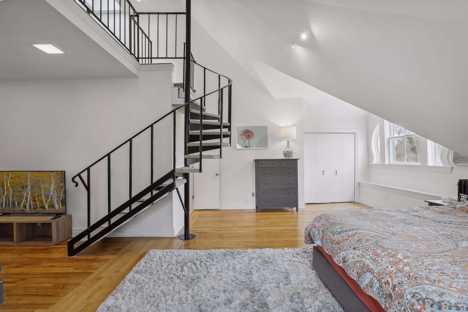 496 Holly Avenue Unit: 4