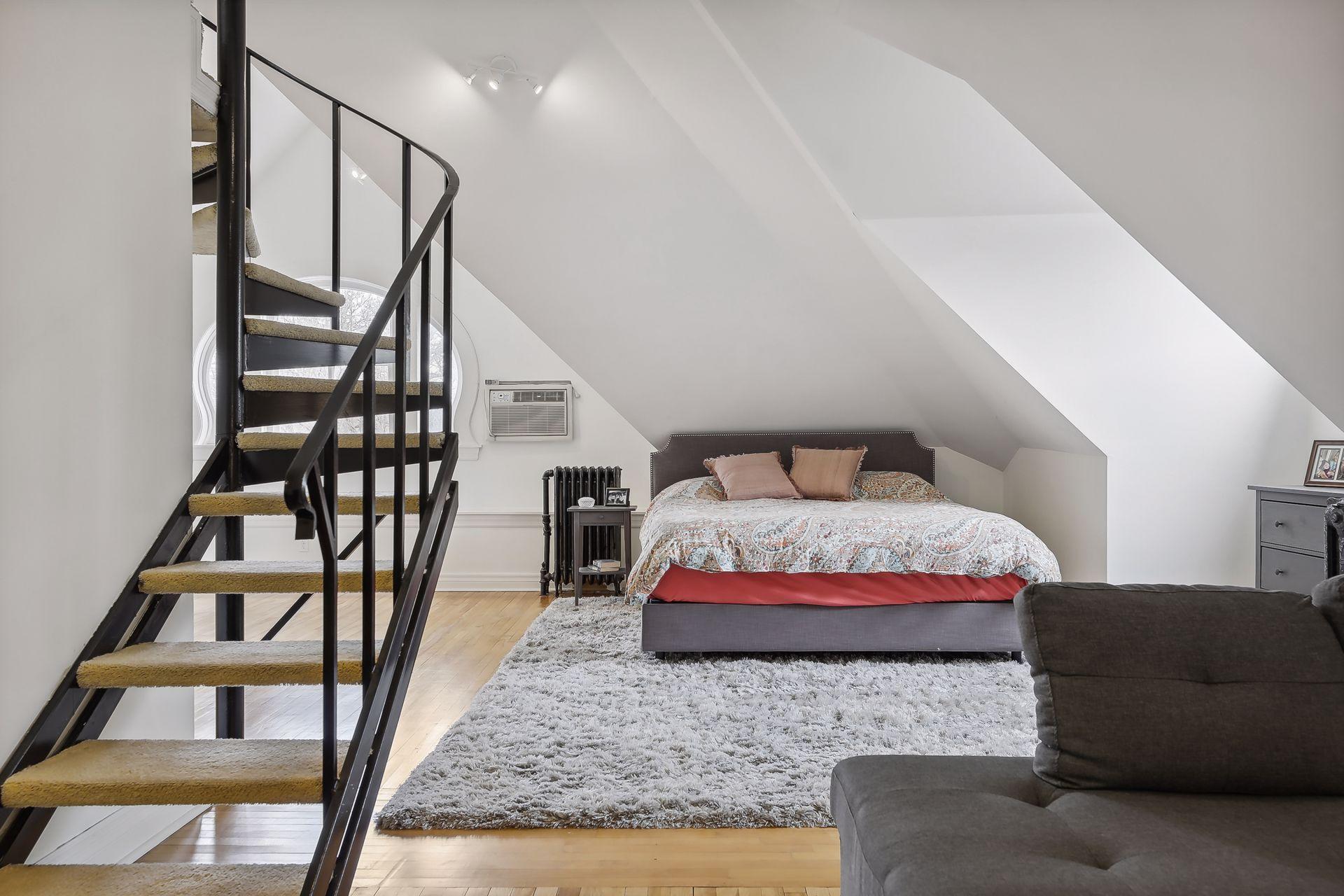 496 Holly Avenue Unit: 4