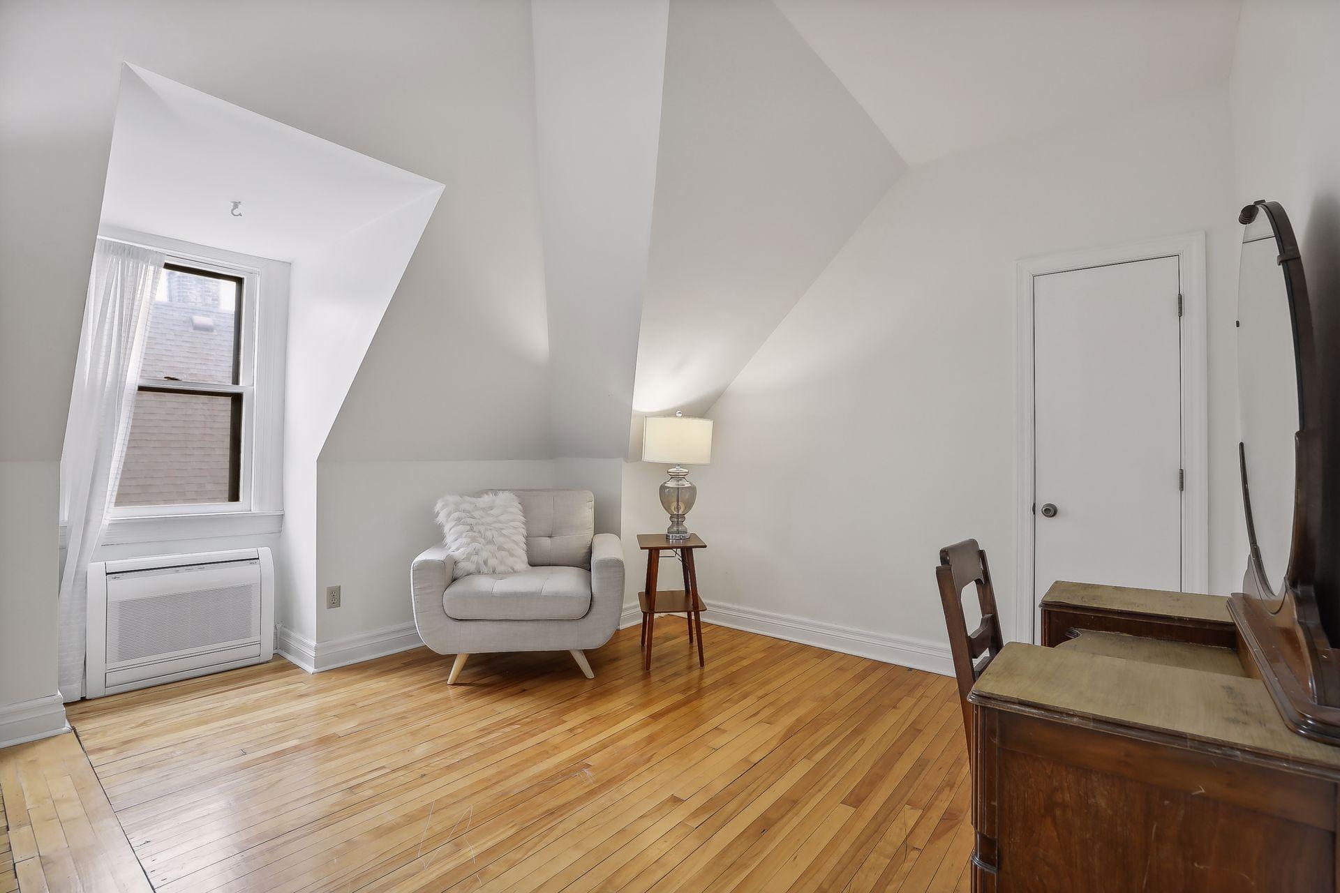 496 Holly Avenue Unit: 4