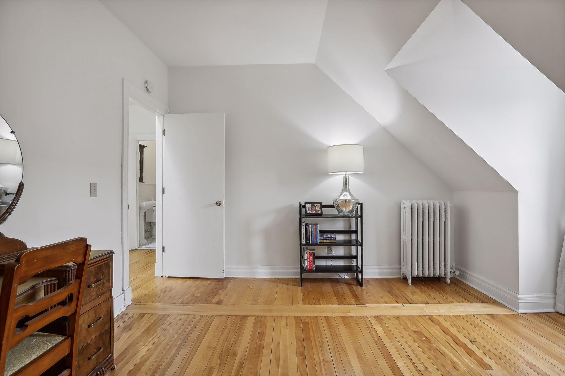 496 Holly Avenue Unit: 4