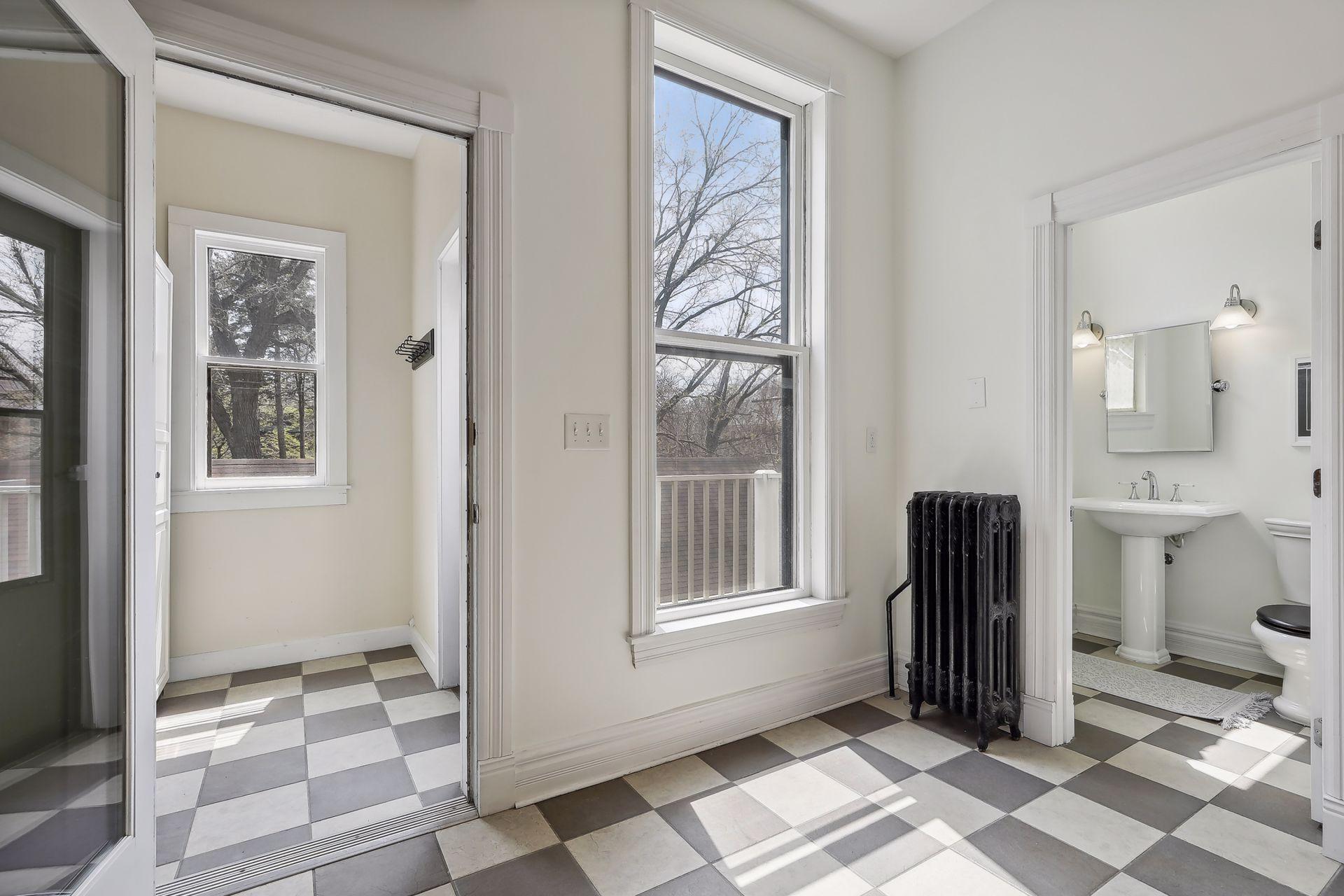 496 Holly Avenue Unit: 4