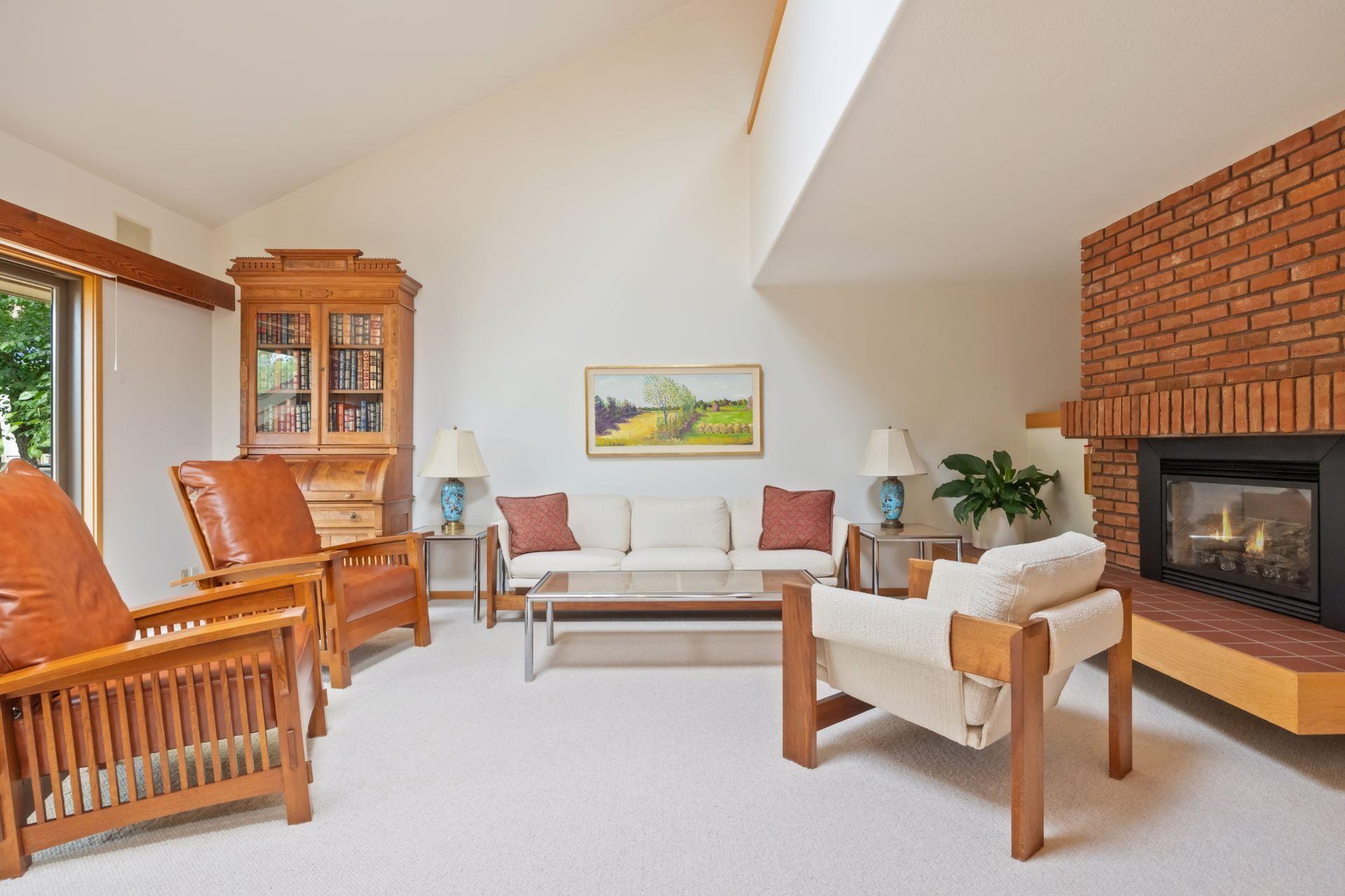 215 Eastbank Court N