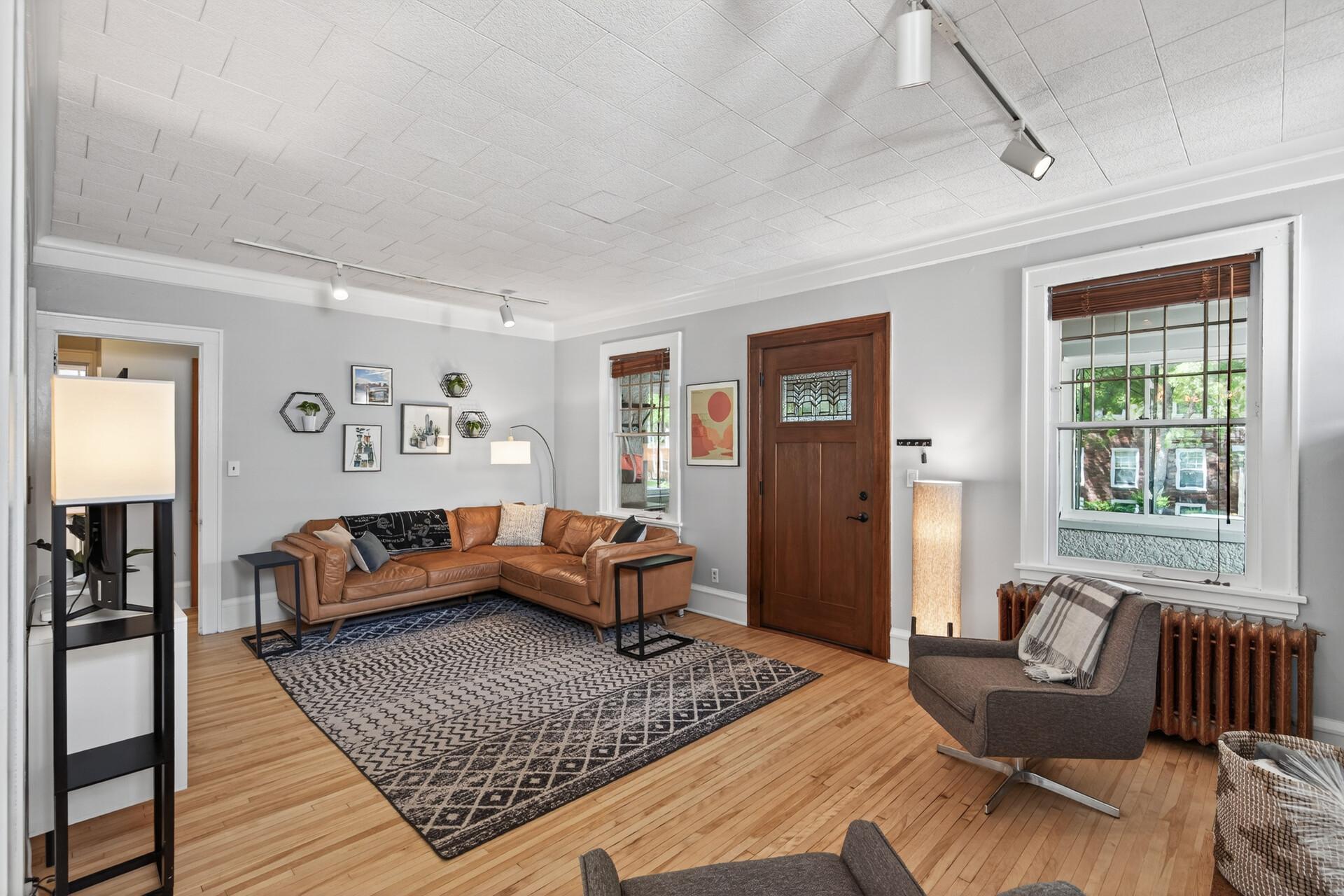 909 W 44th Street