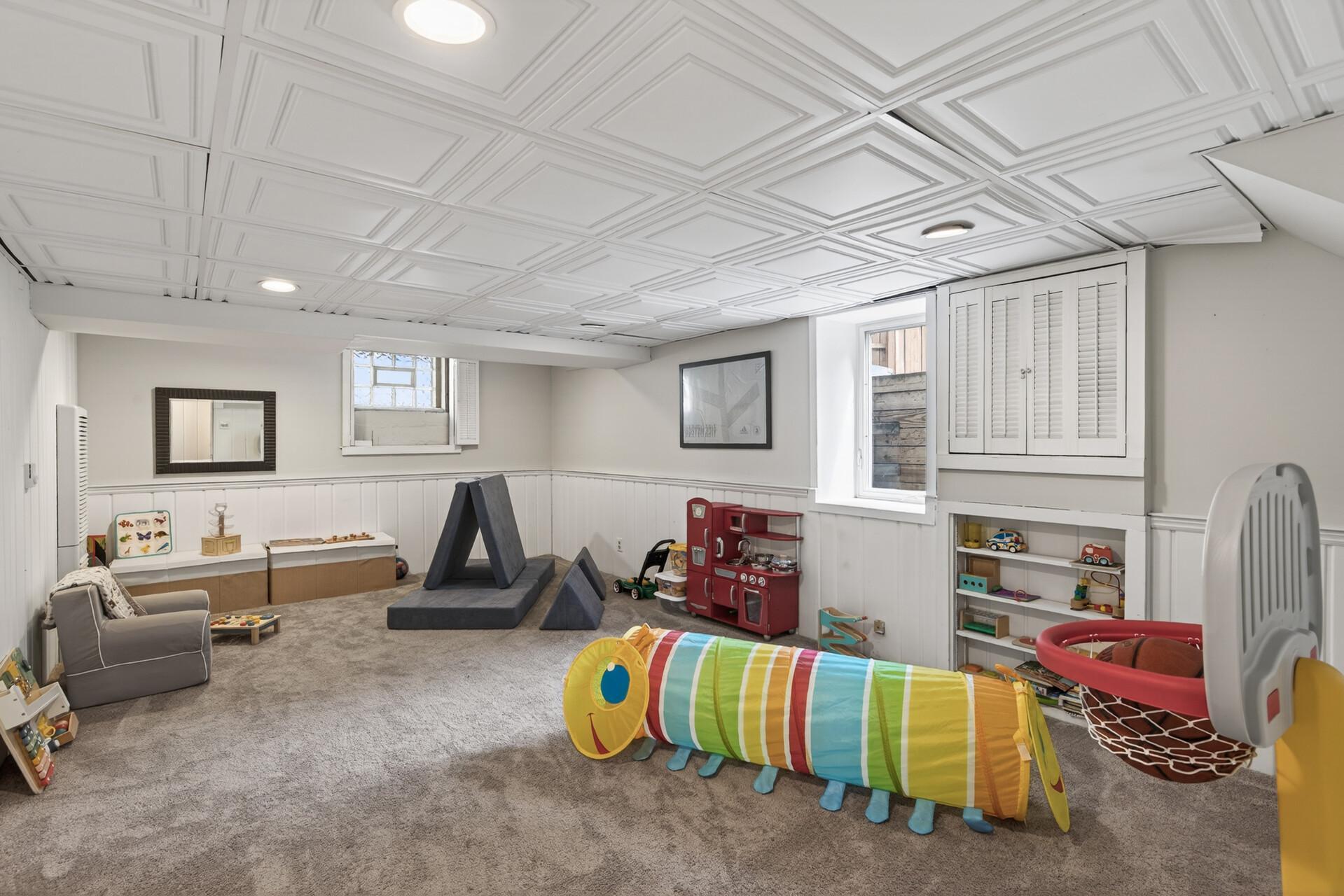 909 W 44th Street