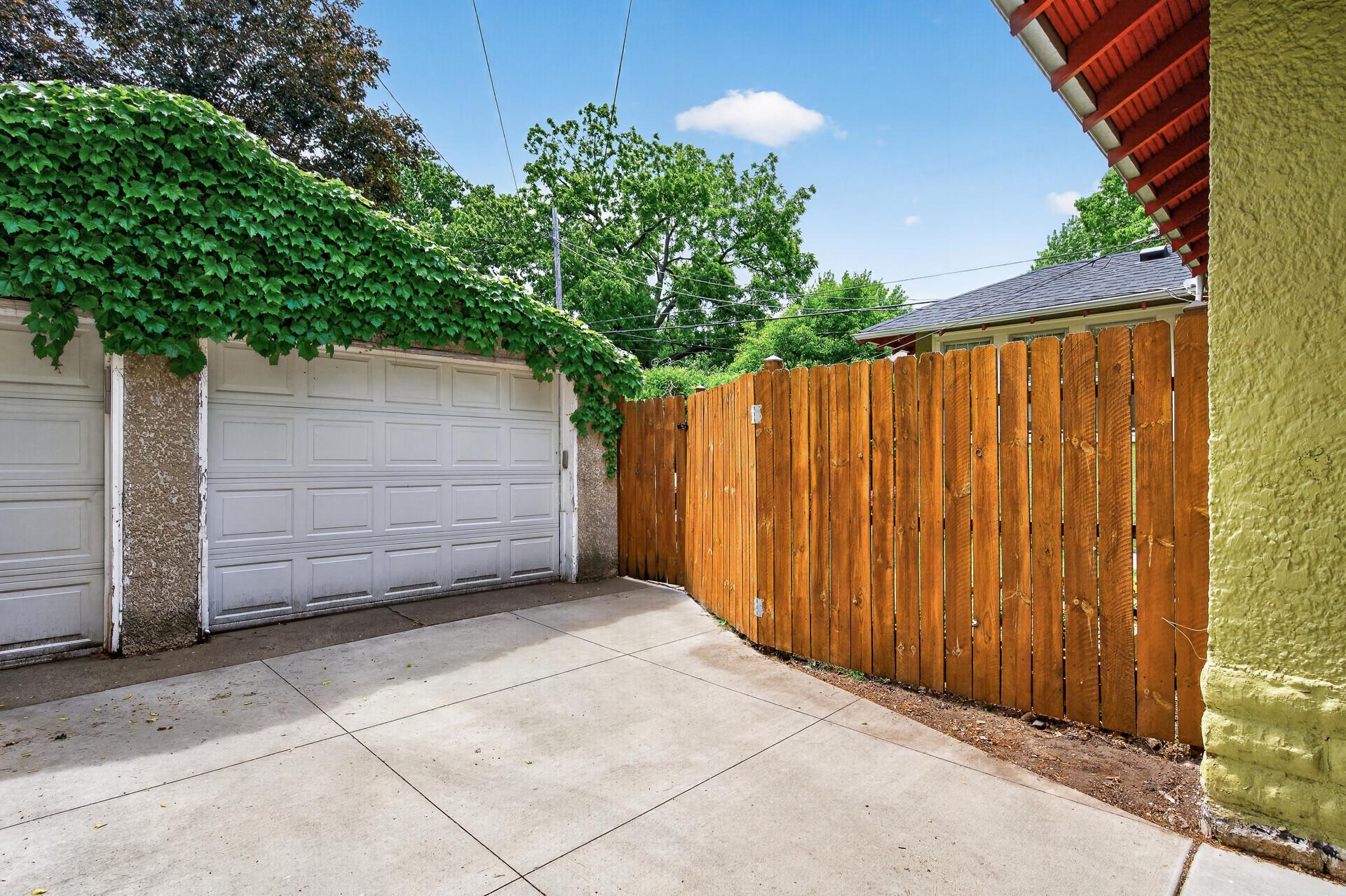 909 W 44th Street