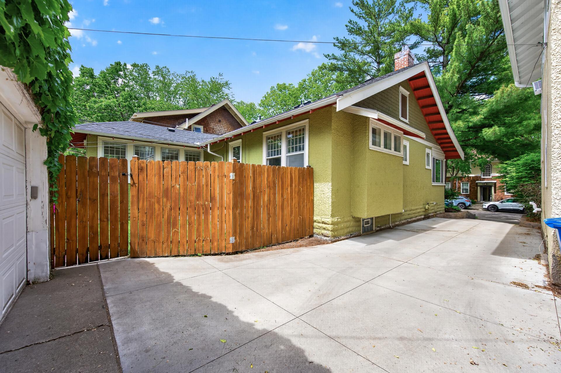 909 W 44th Street