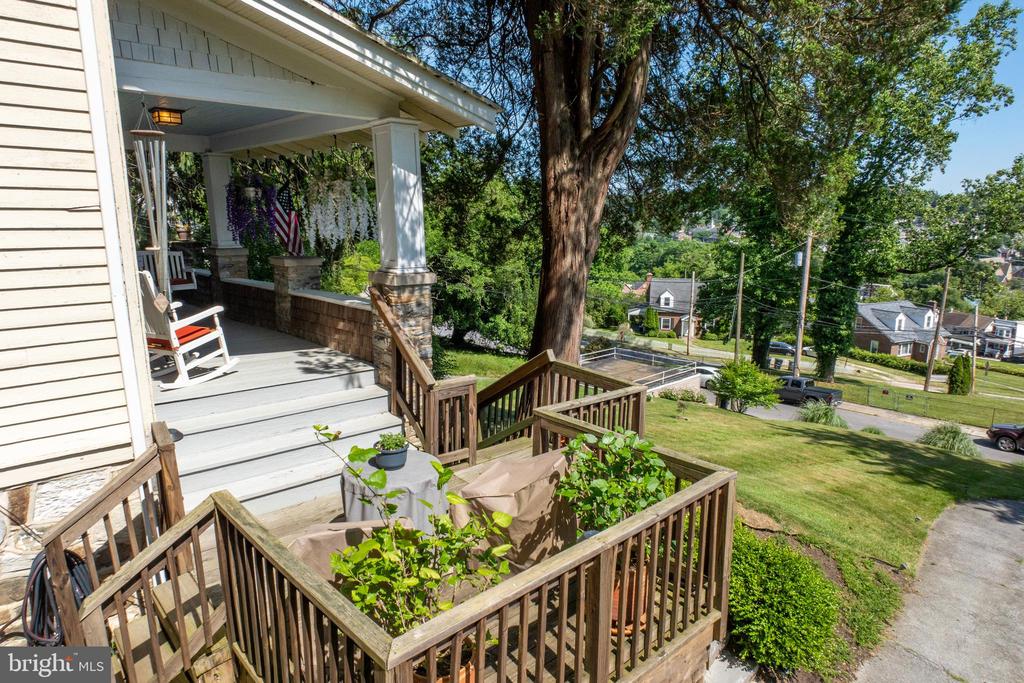 527 CEDAR STREET