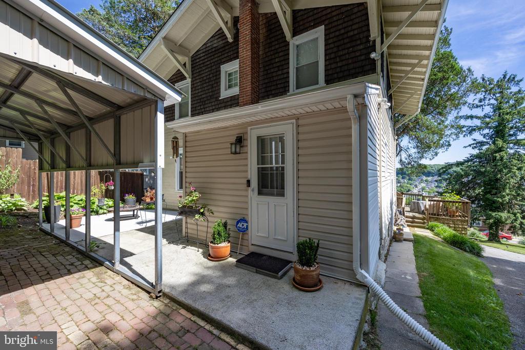 527 CEDAR STREET