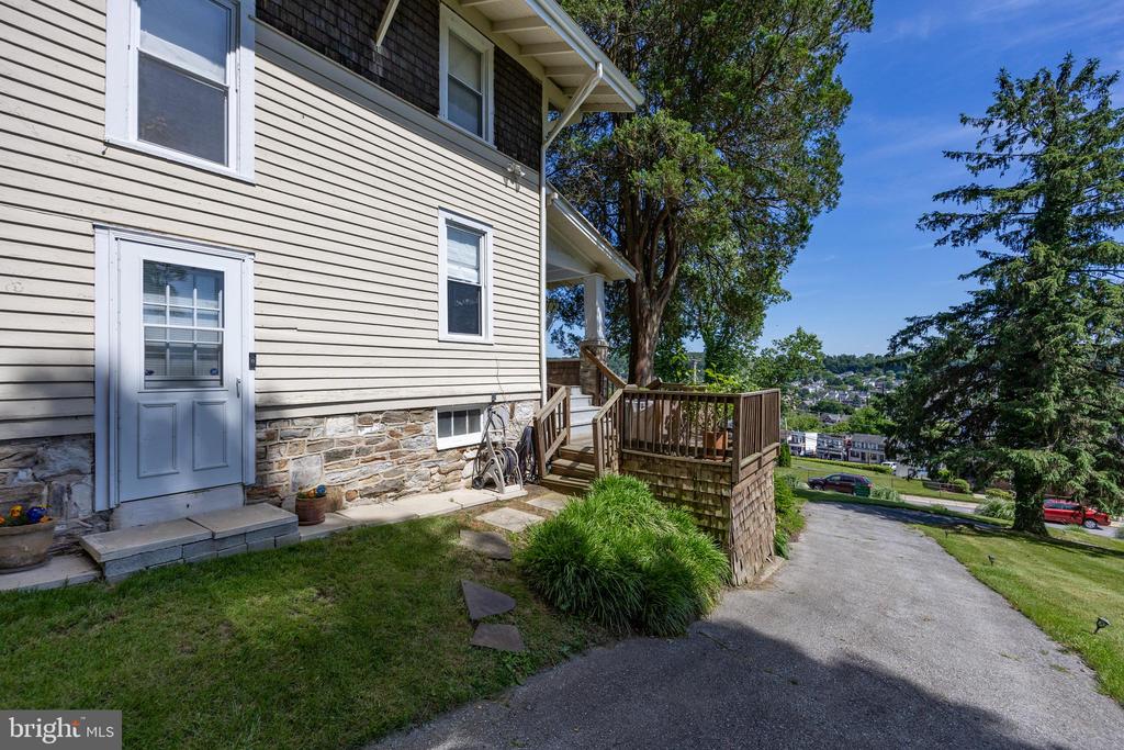 527 CEDAR STREET