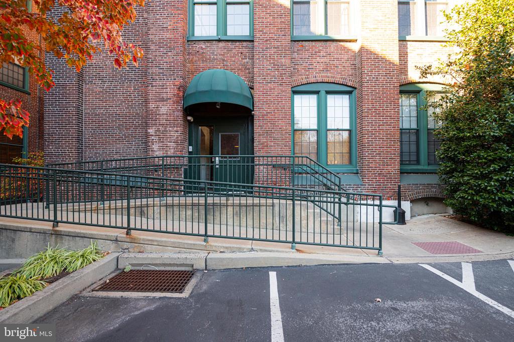 200 LINCOLN AVENUE 128
