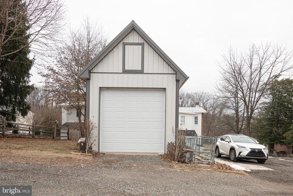 810 LATSHAW ROAD