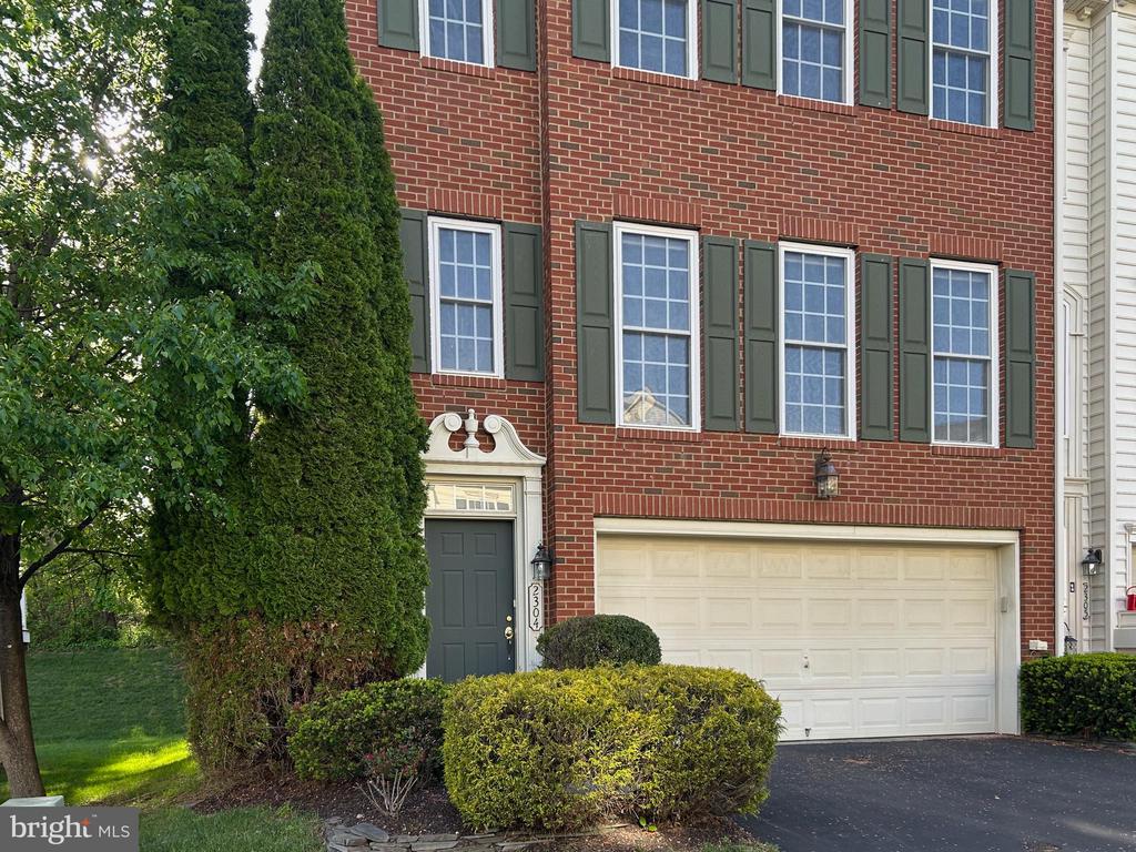 2304 LENNON LANE