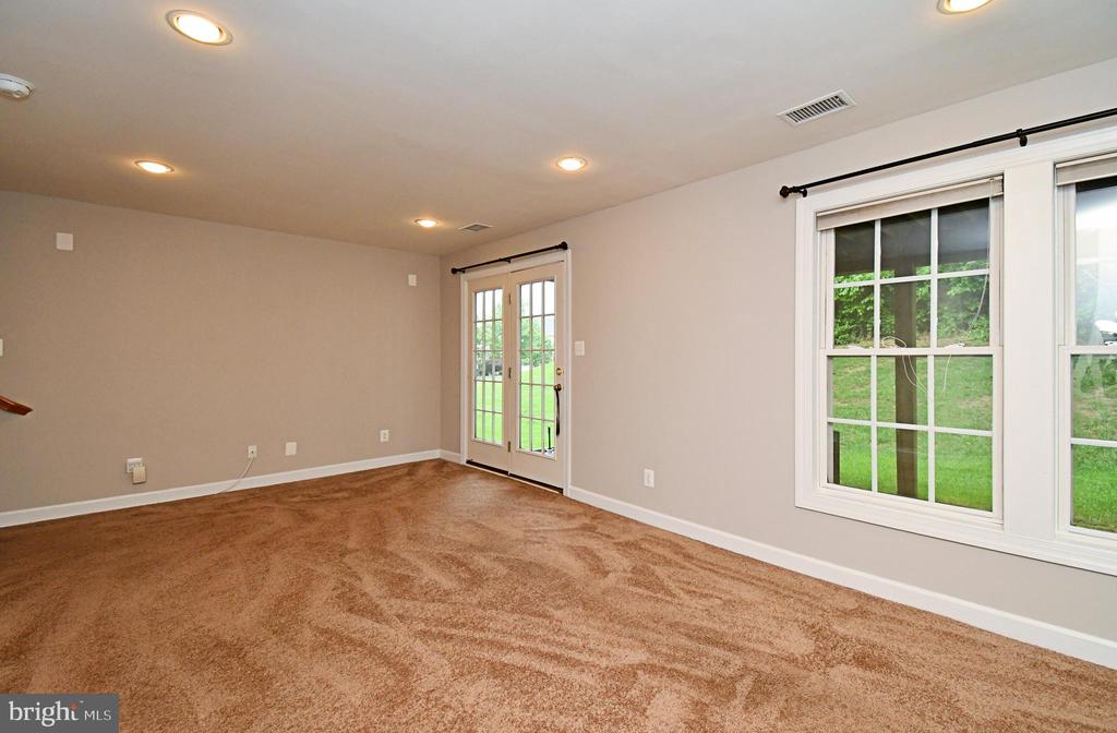 2304 LENNON LANE