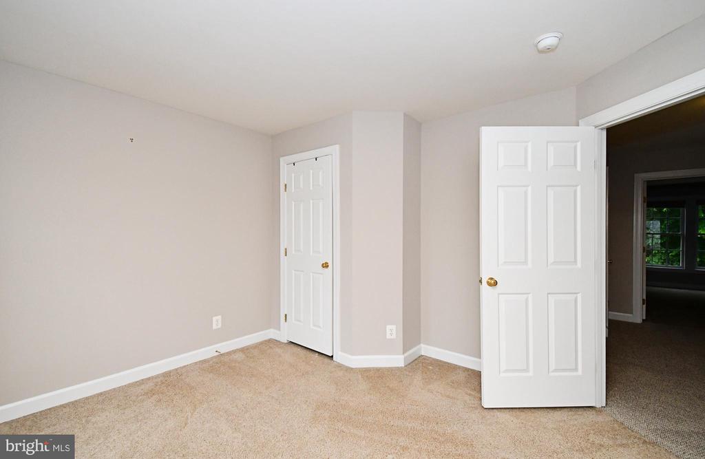 2304 LENNON LANE