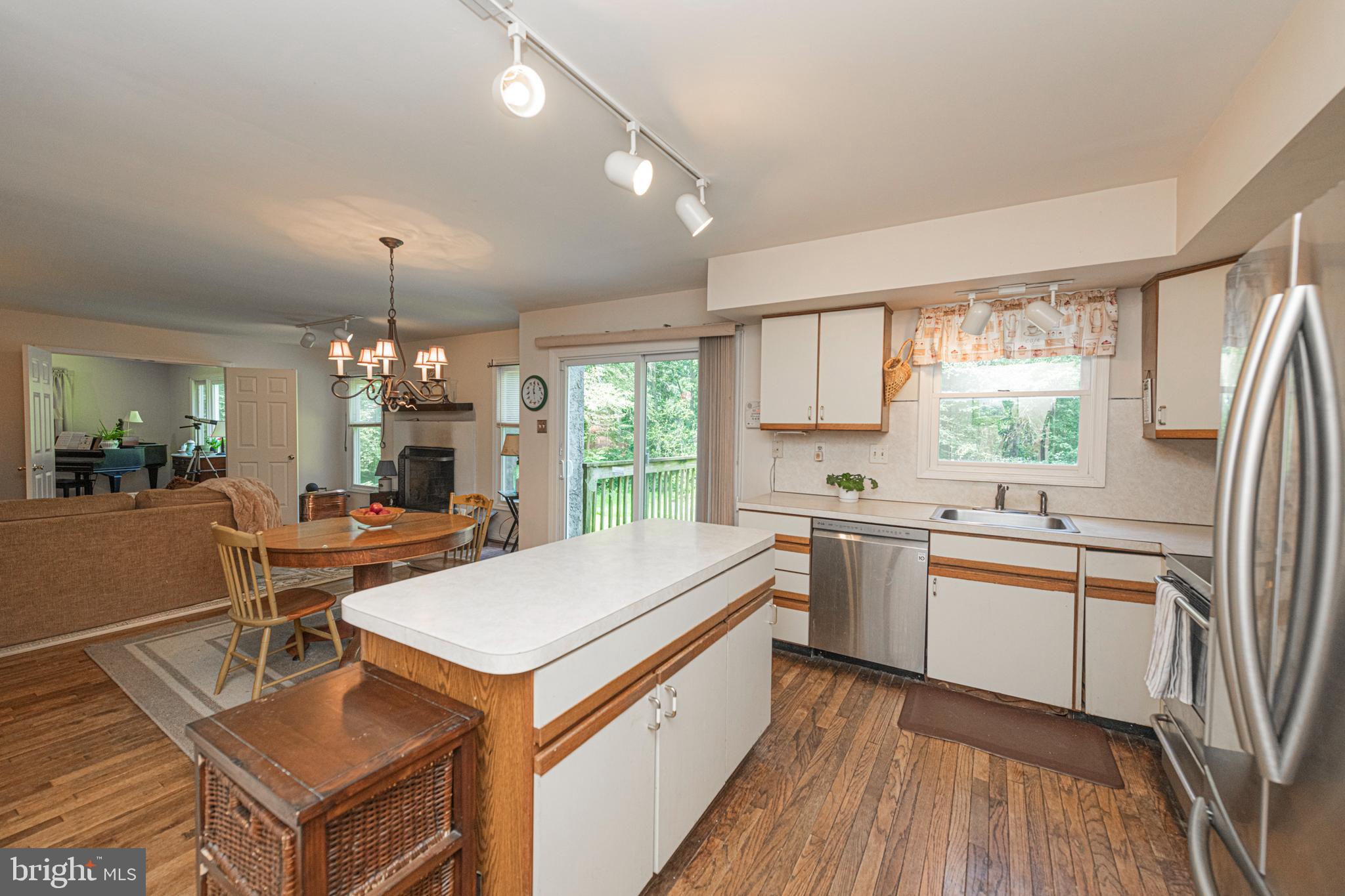 1011 W VALLEY HILL ROAD