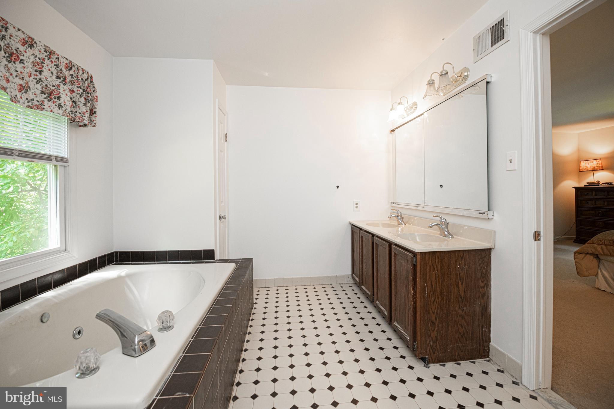 1011 W VALLEY HILL ROAD