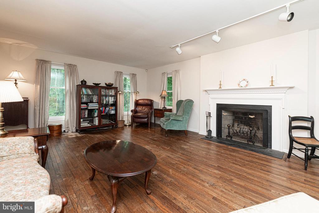 1011 W VALLEY HILL ROAD