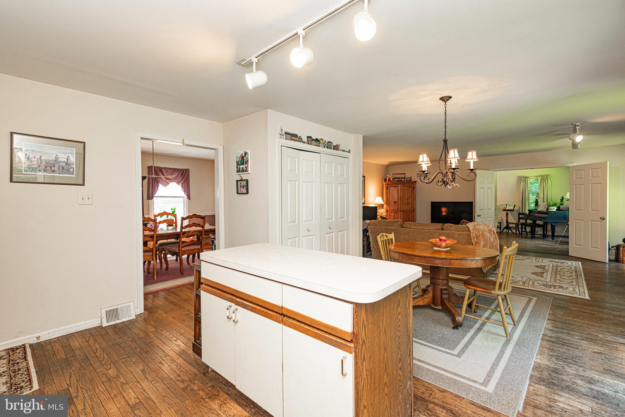 1011 W VALLEY HILL ROAD