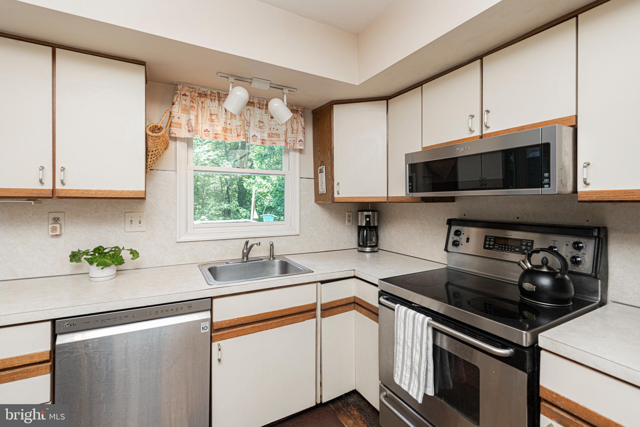 1011 W VALLEY HILL ROAD