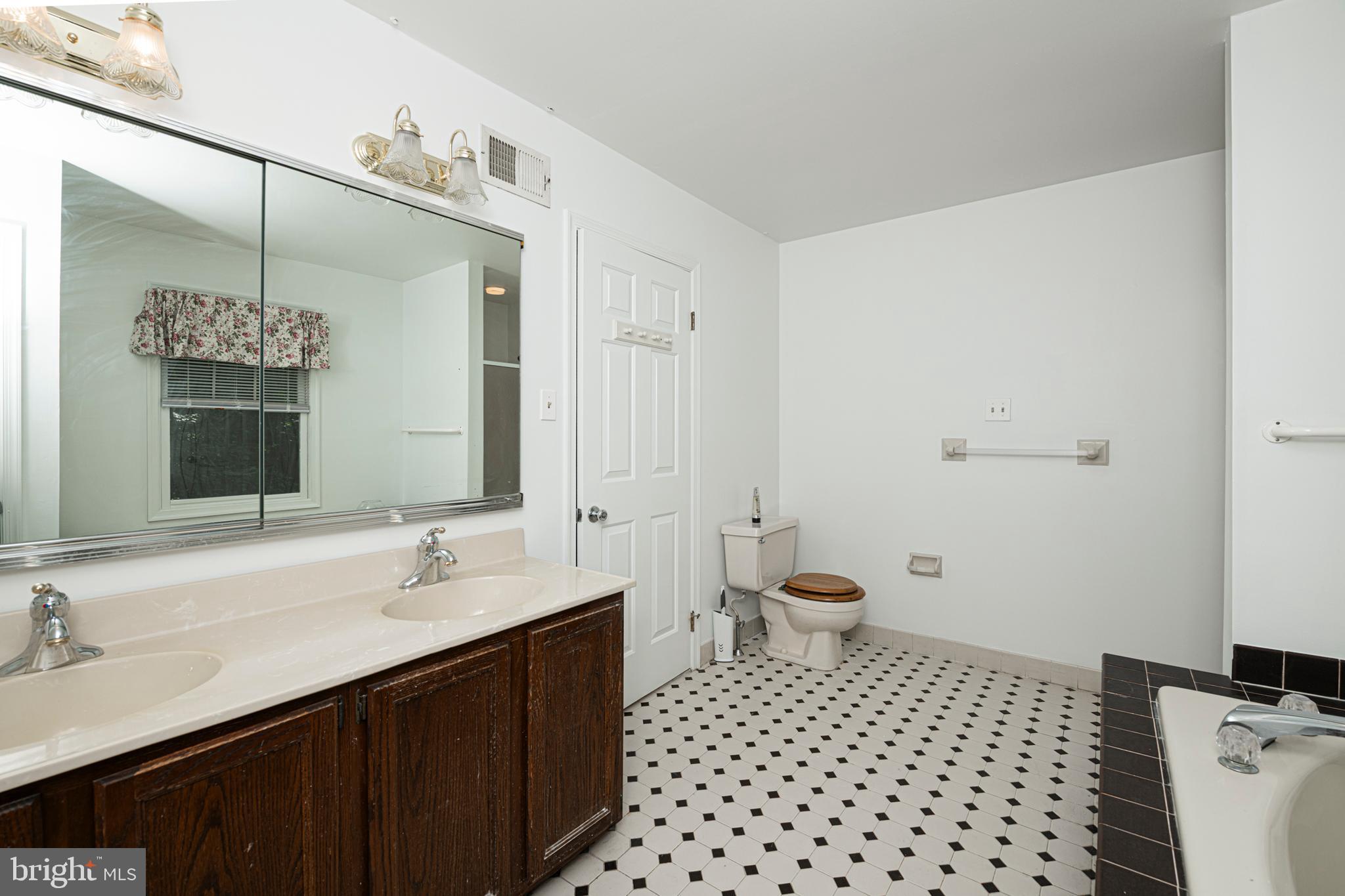 1011 W VALLEY HILL ROAD