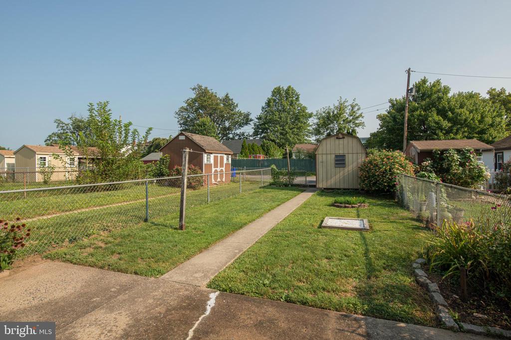 1239 MAPLE STREET