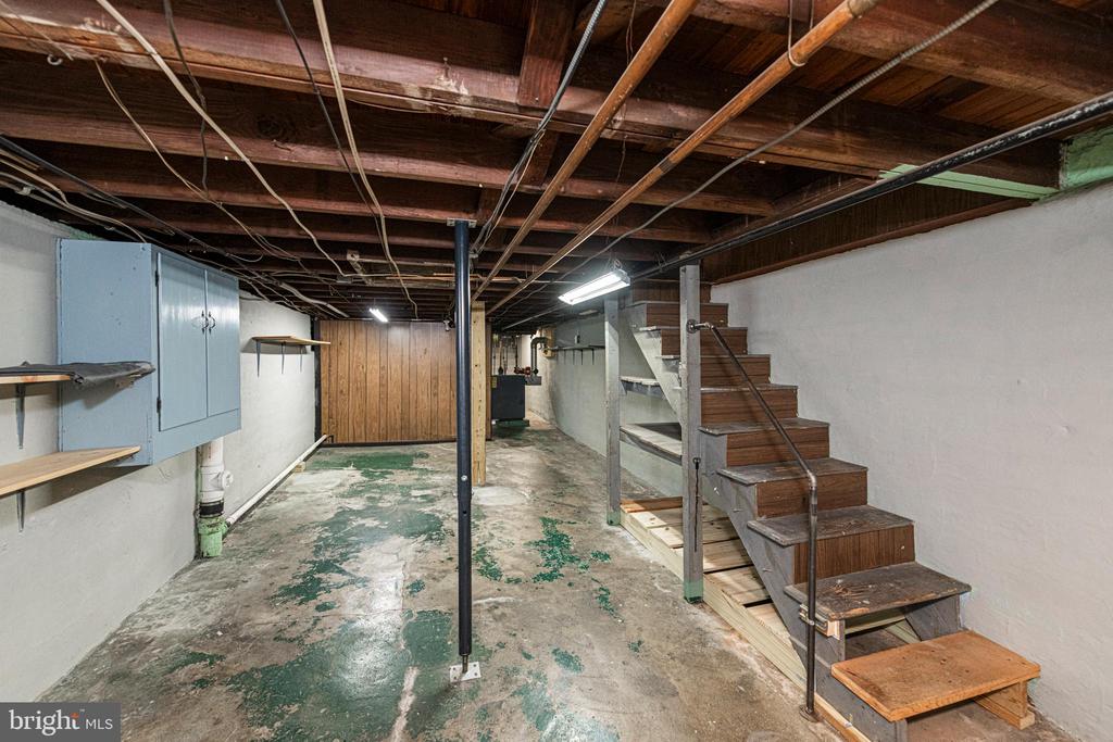 1239 MAPLE STREET