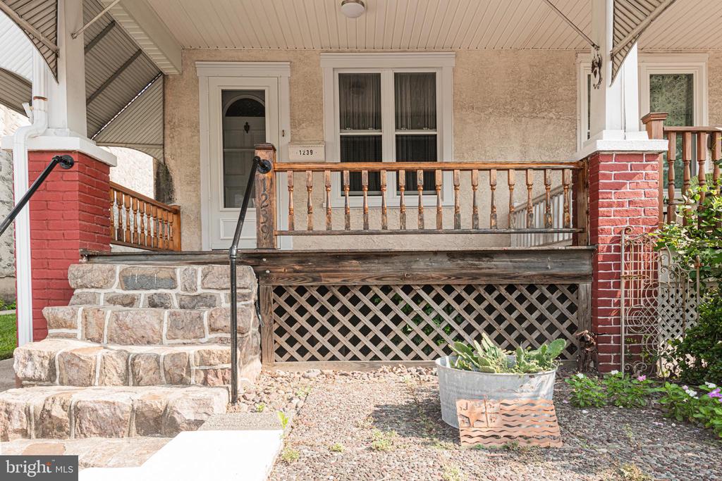 1239 MAPLE STREET