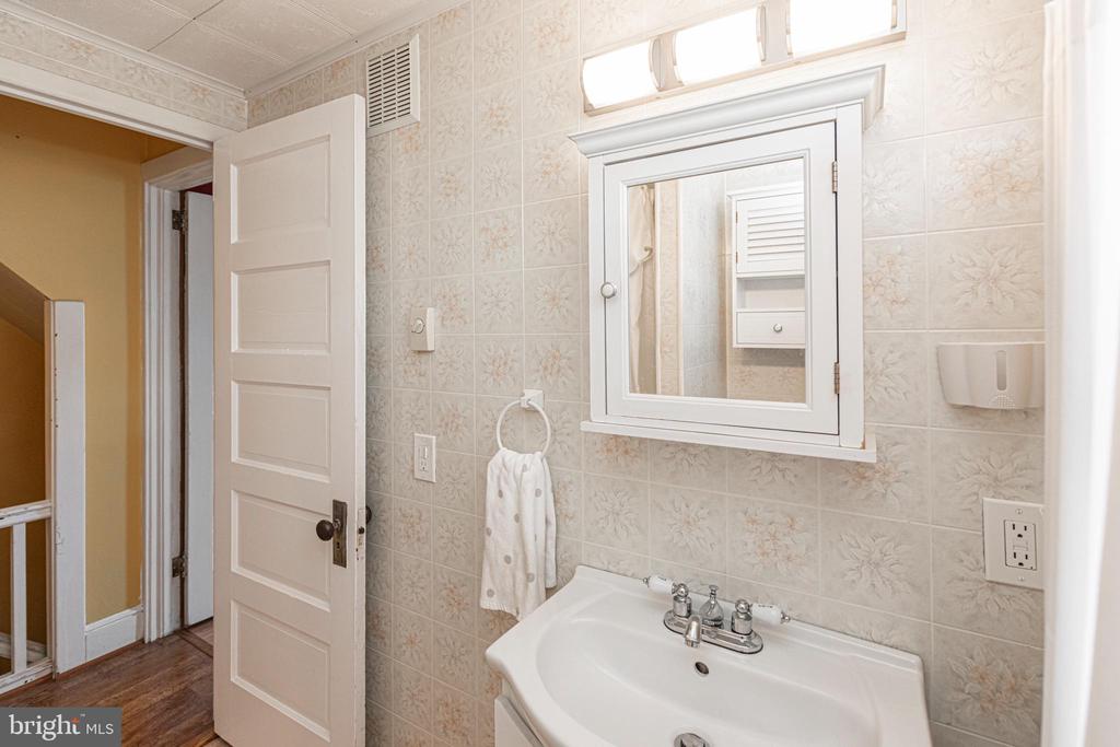 1239 MAPLE STREET