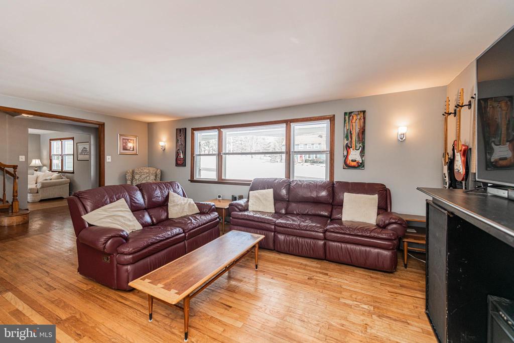 1230 BUTTONWOOD DRIVE