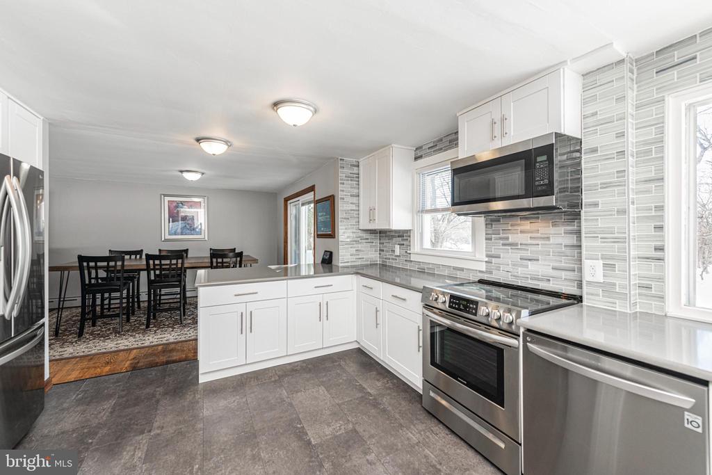 1230 BUTTONWOOD DRIVE