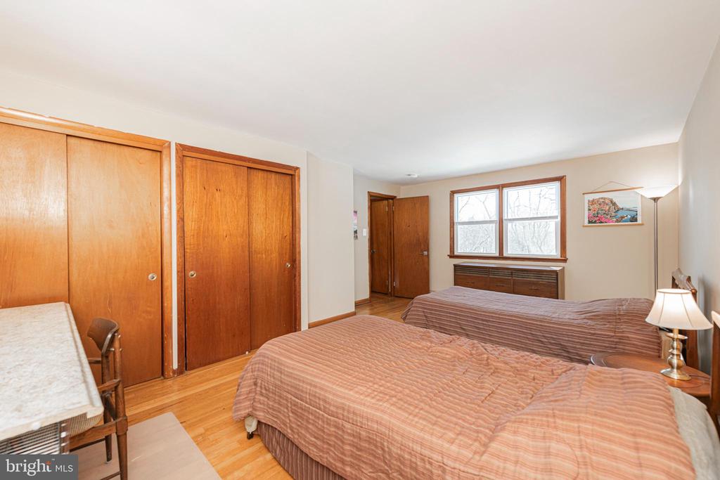 1230 BUTTONWOOD DRIVE