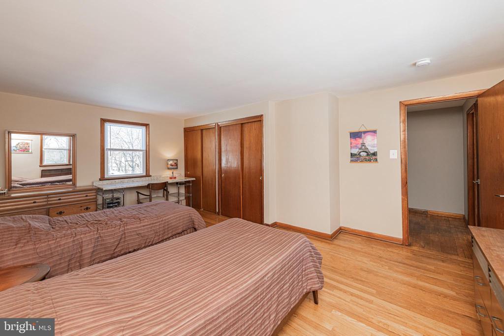 1230 BUTTONWOOD DRIVE