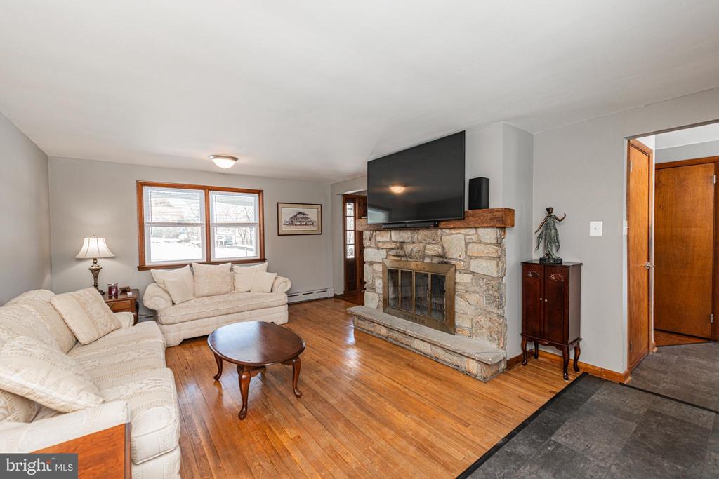1230 BUTTONWOOD DRIVE