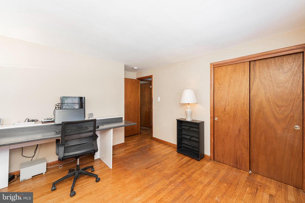 1230 BUTTONWOOD DRIVE