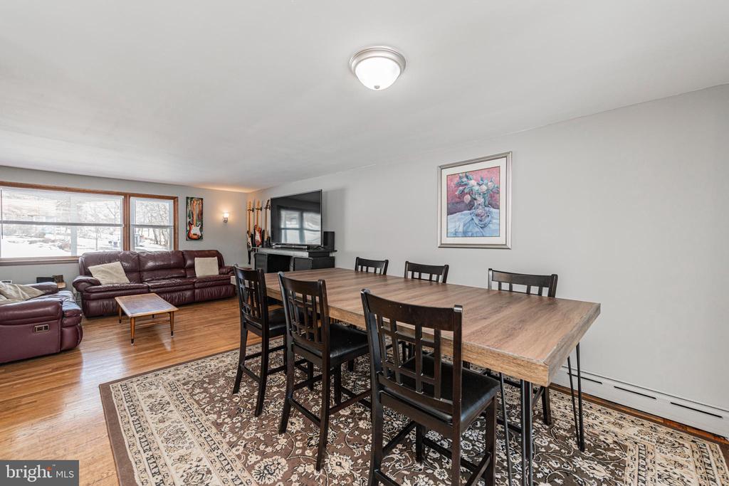 1230 BUTTONWOOD DRIVE