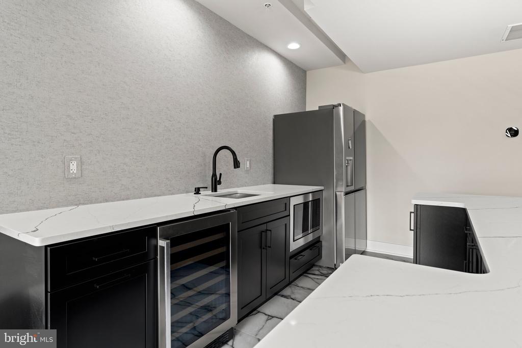 407 E CHESTNUT WAY