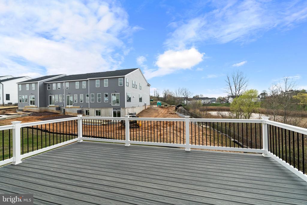 407 E CHESTNUT WAY
