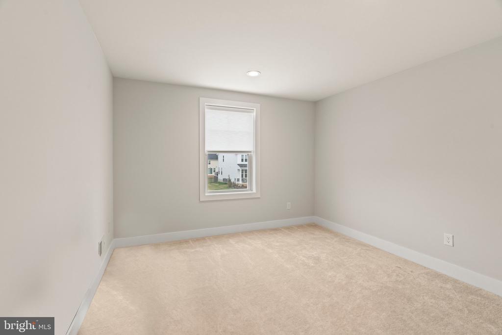 407 E CHESTNUT WAY