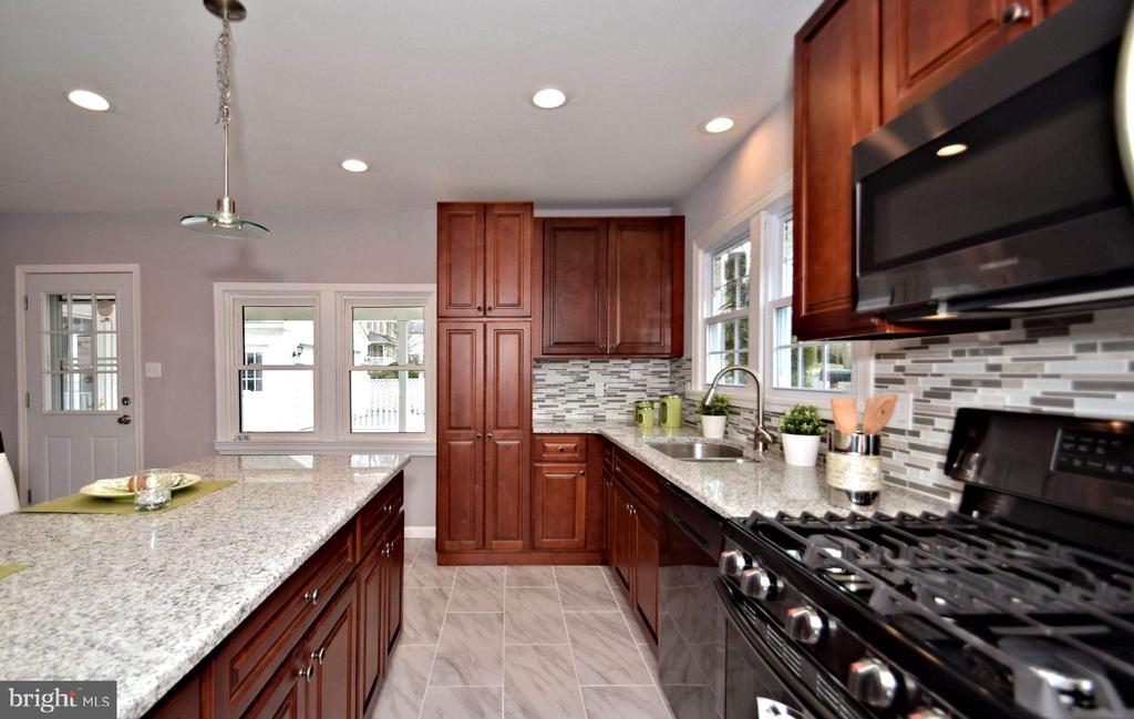 2749 WOODLAND AVE